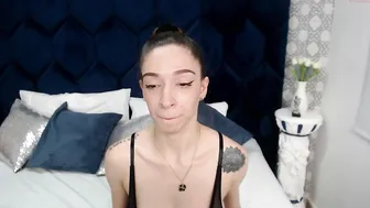 victtoria_lee chaturbate cute chick gently pulls pussy