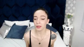 victtoria_lee chaturbate cute chick gently pulls pussy