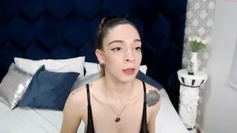 victtoria_lee chaturbate cute chick gently pulls pussy