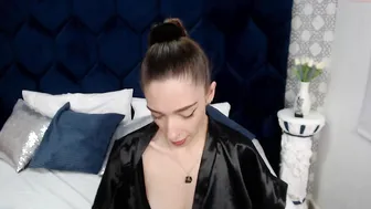 victtoria_lee chaturbate cute chick gently pulls pussy