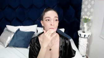 victtoria_lee chaturbate cute chick gently pulls pussy