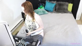 HayleeLove  bright slut fucks pussy