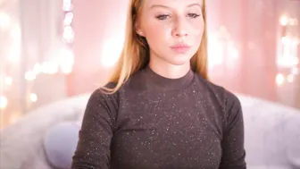 misskreazy hot beast sticks fingers in wet holes