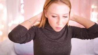 misskreazy hot beast sticks fingers in wet holes