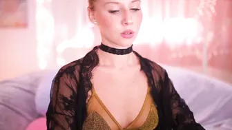 misskreazy hot brunette girl passionately jerks off her cunt