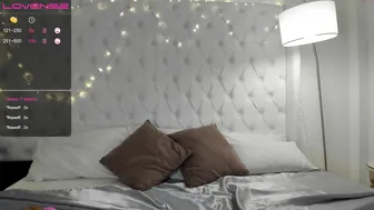 lisa_coleman curve with a hanging chest caresses the vagina