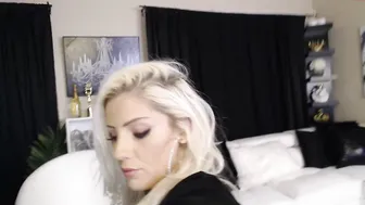 blonde_riderxxx painted bitch gently pulls pussy