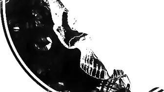 Alissa Noir beauty sensually satisfies her pussy