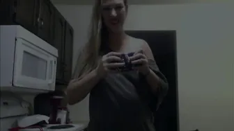 Eve Batelle bitch with huge booty caresses hairy cunt