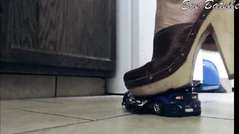 Eve Batelle bitch with huge booty caresses hairy cunt