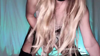 mona wales charming lady fucks herself with a rubber dick