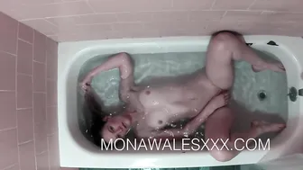 mona wales Lovely chicks