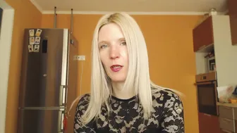 lilcharlotte showed pussy on the street