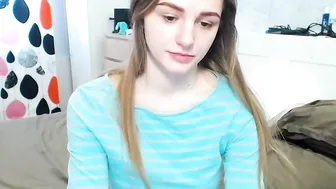 shygirl1999 Pregnant woman posing in front of webcam.