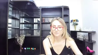 benda Mature web model shows charms