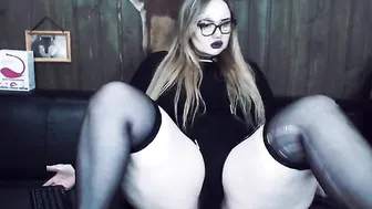 salmaroth Sexy babe undresses on camera