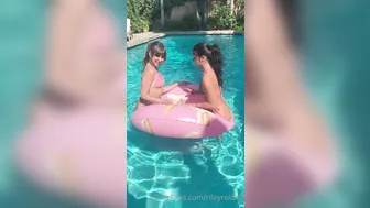 Riley juicy babe fucks her shaved pussy