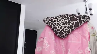 alanadolce hot lady squeezes tits in the kitchen