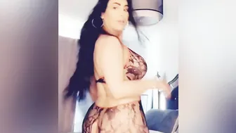 Shiraz cute bitch shows off her gorgeous body