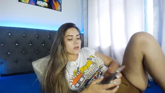 Sara_Blonde naughty bitch massages juicy holes