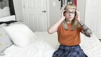 CaraDay sweet chick fucks both holes