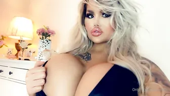 Candy plump bitch creases her boobs