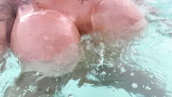 Candy beautiful lady pulls pussy