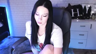 uindi delicious bitch pulls her holes