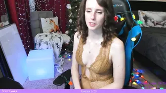 foxy_gamer sexy babe plays with pussy