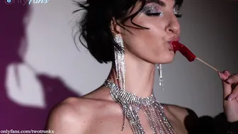 two_trunkx Incendiary lady relishly masturbates both holes