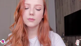 ollwen fucks herself in front of the webcam