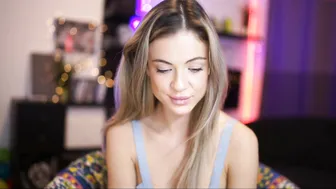 melodymate stunning slut dabbles with dildo
