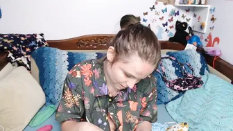 sexkitteh babe caresses shaved pussy