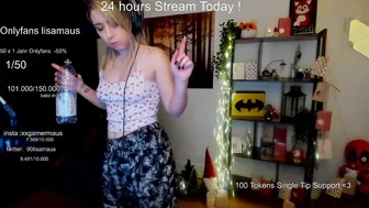 kimilee22 fucks herself in pussy