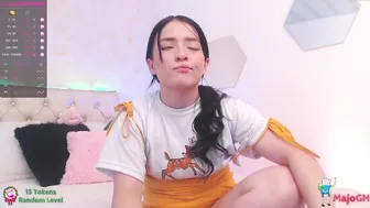majogh cute young lady shows big tits