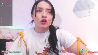 majogh cute young lady shows big tits