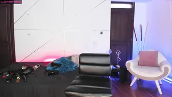 kylie_cooper mature slut pulls pussy while lying in a chair