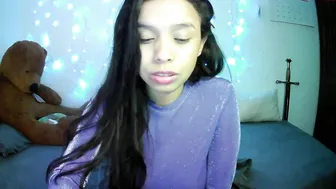 1msara sexy babe plays with pussy