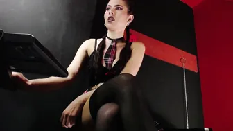 linda_blue stunning slut dabbles with dildo