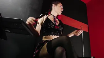 linda_blue stunning slut dabbles with dildo