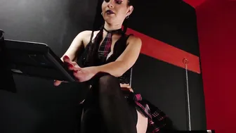 linda_blue stunning slut dabbles with dildo