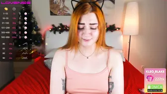 kleo_blake sexy babe plays with pussy