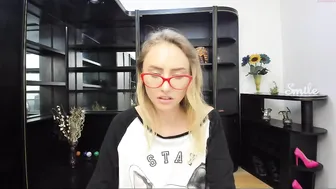 benda shows how deep a toy can be in your mouth