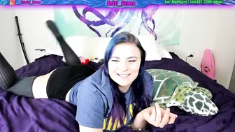 asiri_stone Blissful female fucks pussy with phallus