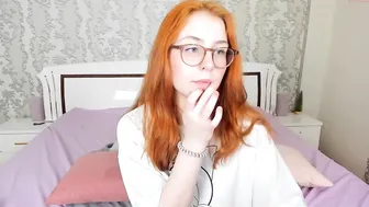 leona_golden shy chick caresses big tits