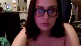emogirl5000 Beautiful girl performs a great blowjob