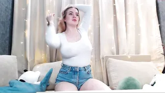 blondiebetsy cute bitch caresses sex lips