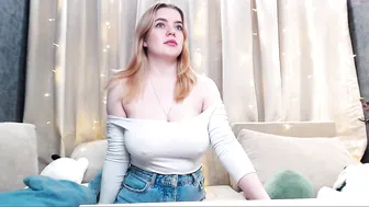 blondiebetsy cute bitch caresses sex lips