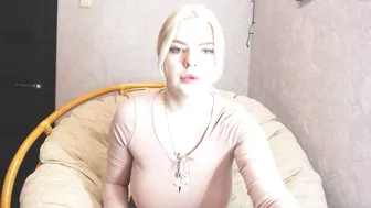 blondiebetsy attractive slut caresses shaved cunt