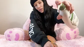 servemickey the clockwork courtesan is walking on his heels